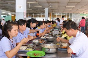 Bữa ăn của công nhân phải đảm bảo an toàn!